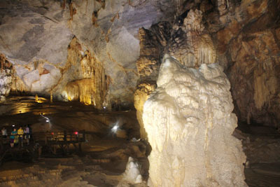 Khám phá hang động khô huyền bí dài nhất châu Á